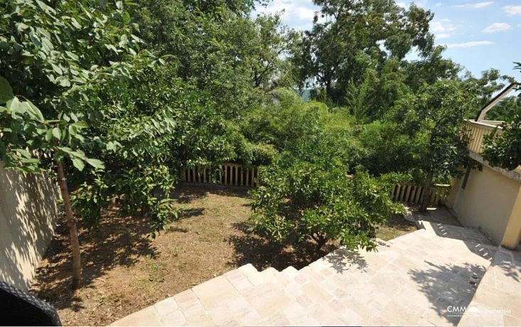 Tivat'ta büyük havuz ve bahçeli nefes kesici villa satılık